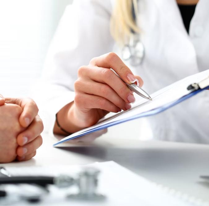 Médica orientando paciente sobre o preparo do estudo urodinâmico